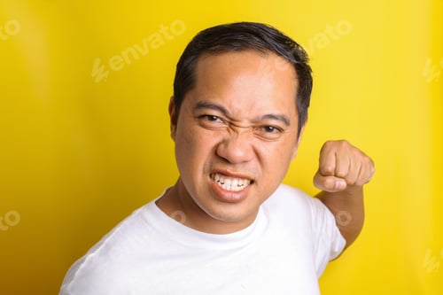 Preview: A man who clenched his fists and was about to hit