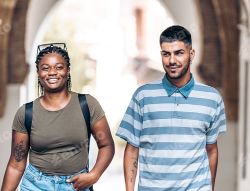 Visualização: Dois jovens de diferentes etnias sorrindo enquanto passeiam pela cidade