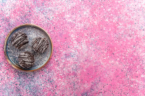 Preview: top view chocolate cakes with icing on the pink background sweet biscuit sugar cookie cake