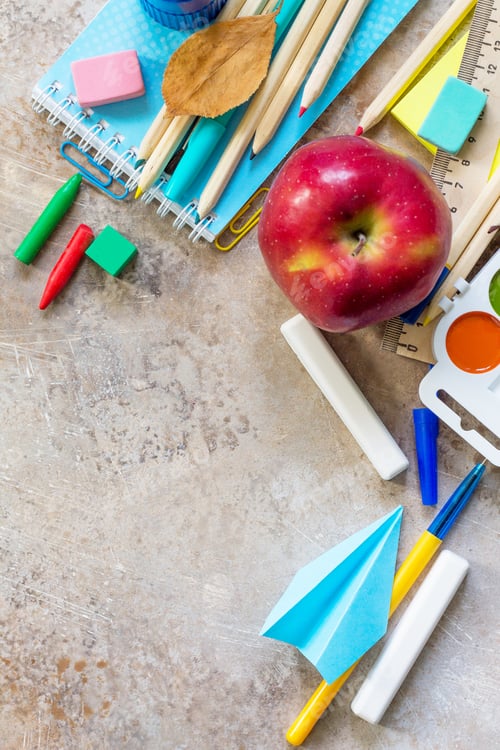 Visualização: Material escolar, avião de maçã e origami.