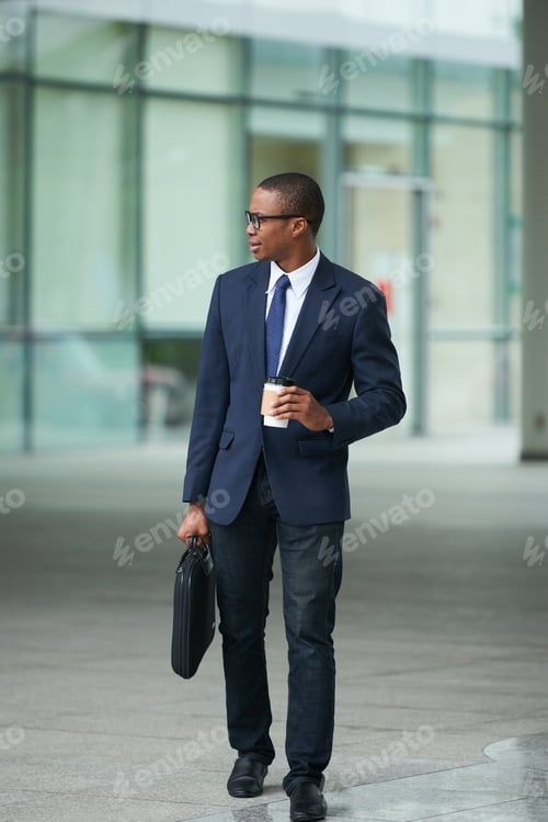 Preview: Stylish Businessman Hurrying to Work