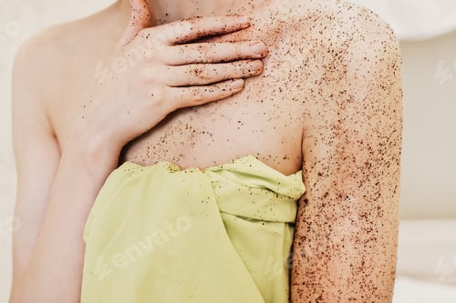 Preview: woman applying body exfoliating scrub. natural organic coffee polish on a woman's hands