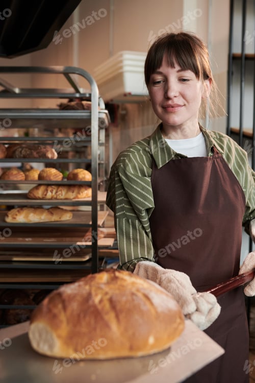 Preview: Woman baking fresh bread