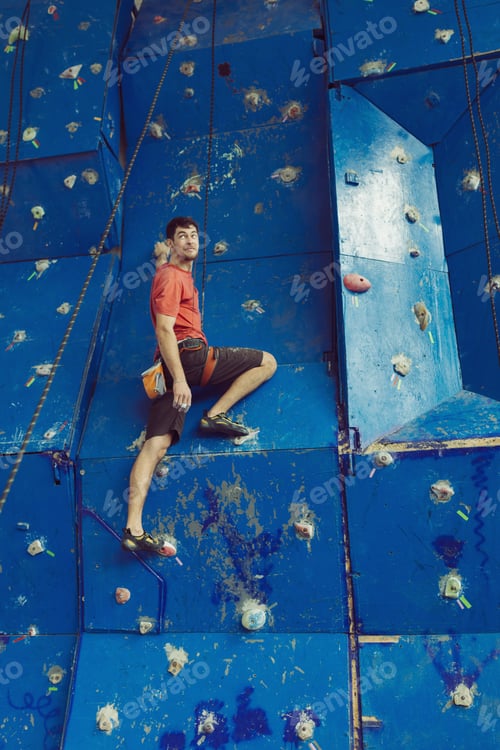 Preview: Fit man rock climbing