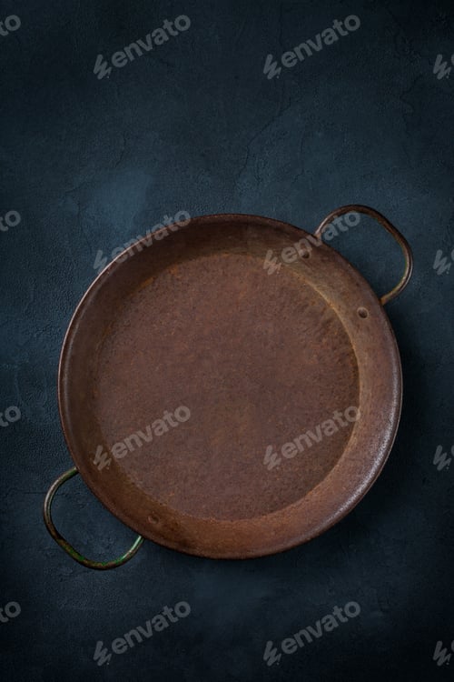 Preview: Empty cast iron pan on a dark table