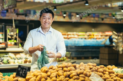 Preview: Portrait of an Asian shopper in the grocery department of a supermarket