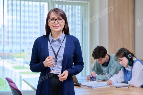 Visualização: Retrato de professora de meia idade, olhando para a câmera, na sala de aula da faculdade