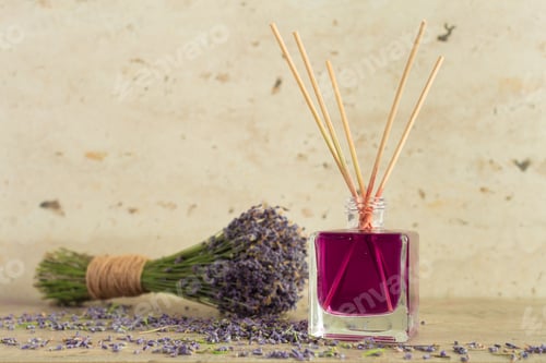 Preview: Lavender scented diffuser placed next to a bundle of dried lavender flowers