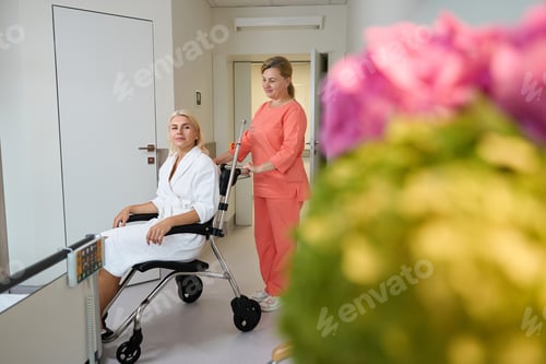 Vorschau: Sanitäter brachte eine Frau im Rollstuhl in ein Krankenzimmer