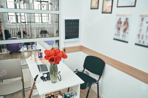 Preview: Bouquet of tulips on the table in an empty physiatrist study