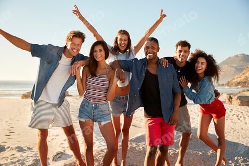 Preview: Portrait Of Friends Having Fun Together On Beach Vacation