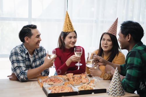 Visualização: Grupo de amigos asiáticos, homens e mulheres, assistindo jogos de futebol, competição da copa do mundo na televisão com