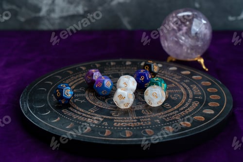 Preview: Zodiac horoscope with divination dice