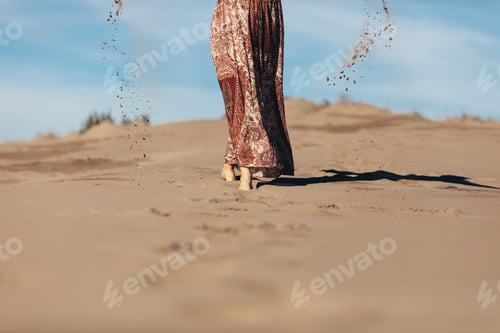 Preview: Woman at desert
