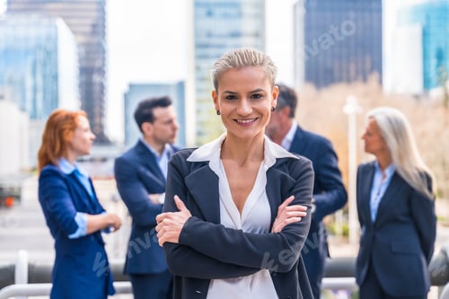 Vista previa: Caucasian businesswoman in a professional suit stands in front of a group of businesspeople