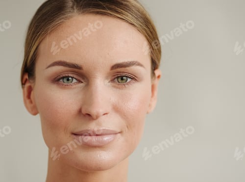 Vista previa: Woman natural beauty casual lifestyle portrait beautiful face. Closeup view.