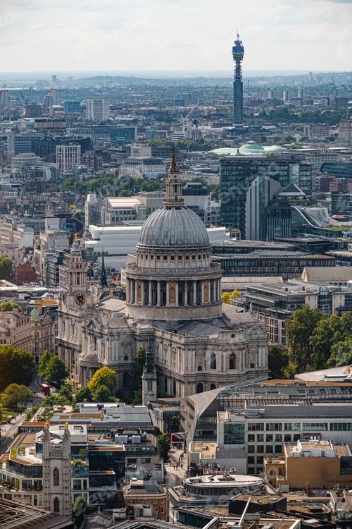 Preview: Aerial perspective of St Paul's Cathedral in London, United Kingdom.