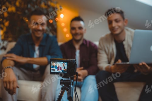 Preview: Influencers vlogging from home