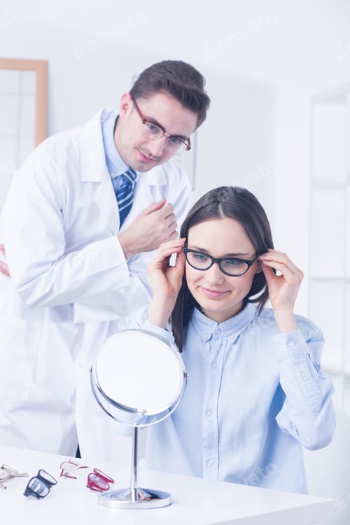 Preview: Optician advising client