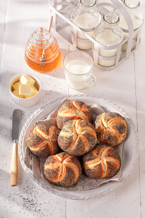Preview: Healthy Kaiser buns with poppy seed for breakfast.