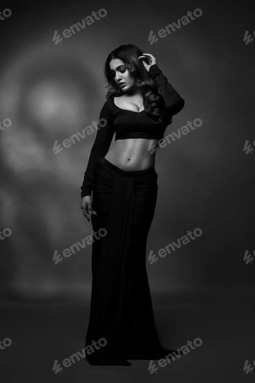 Vista previa: Beautiful shot of a young woman posing