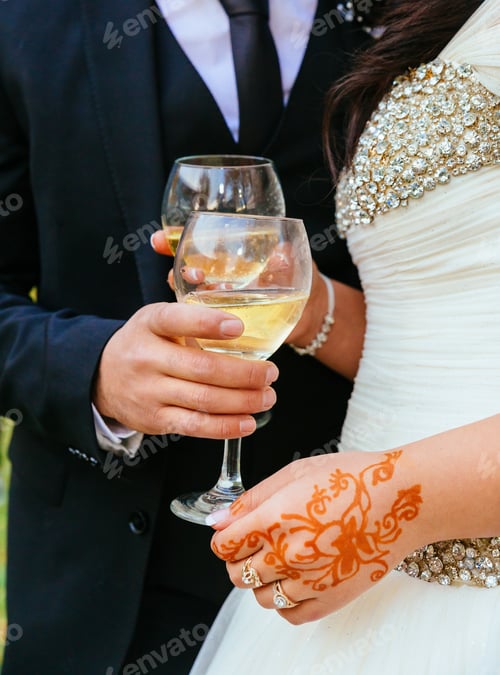 Preview: Bride and groom with glasses of champagne