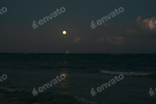 Preview: full moon with the reflection in the ocean