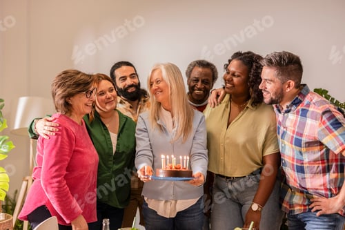 Visualização: Grupo de diversas pessoas comemorando aniversário em casa