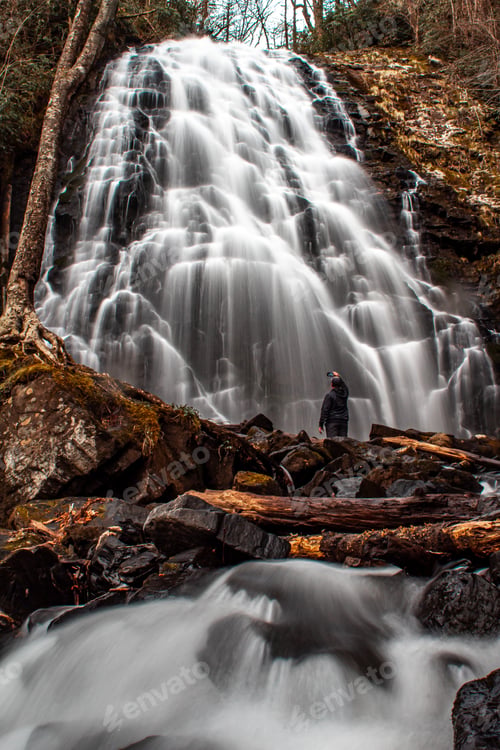 Preview: Influencer taking a waterfall picture