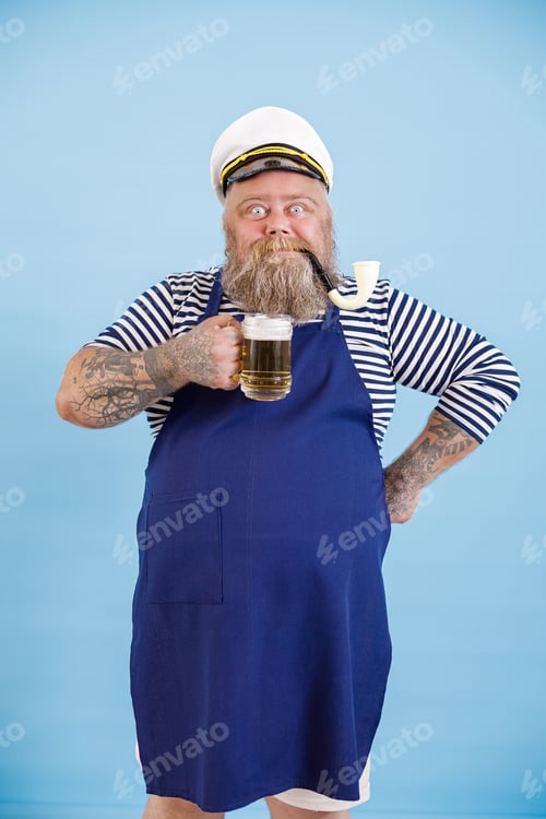 Preview: Positive fat man in sailor suit with apron holds craft beer on light blue background