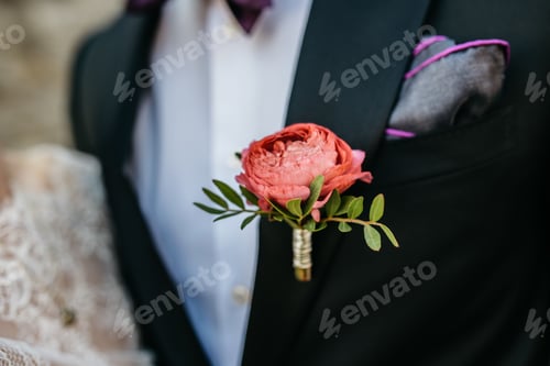 Preview: there is a flower in the middle of the boutet