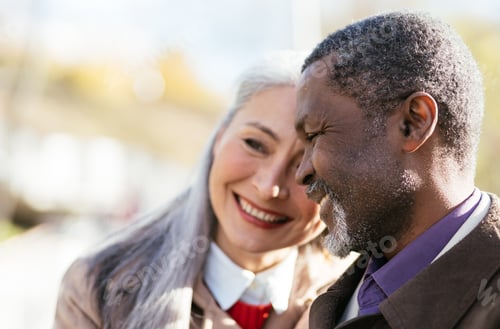 Vista previa: Storytelling image of a multiethnic senior couple in love