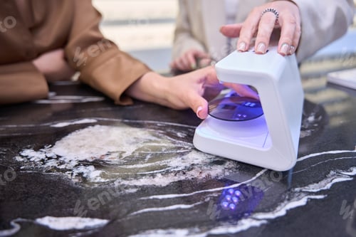 Vista previa: La señora está teniendo una consulta en un moderno salón de óptica