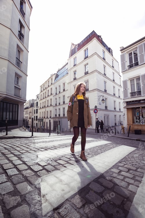 Preview: girl is walks around Montmartre