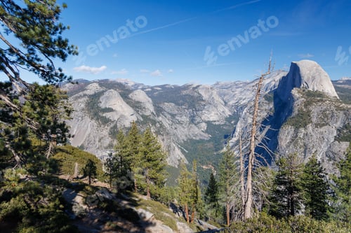 Preview: Mountain landscape in Yosemite National Park with towering granite cliffs, green forests