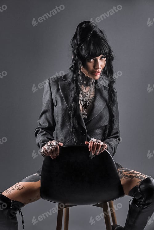 Vista previa: Hermoso retrato de mujer joven y elegante posando
