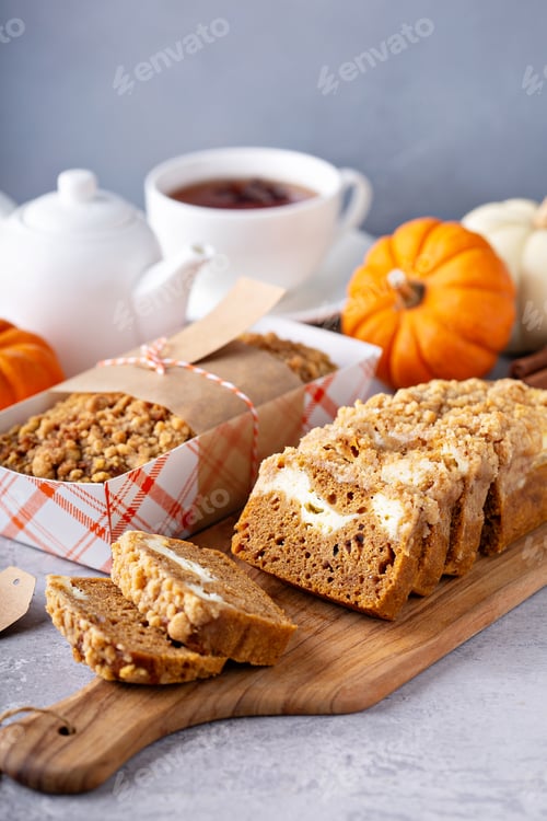 Preview: Pumpkin bread or cake with cream cheese
