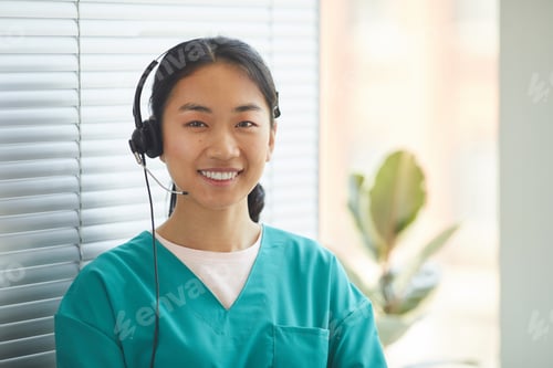 Preview: Asian operator in call center