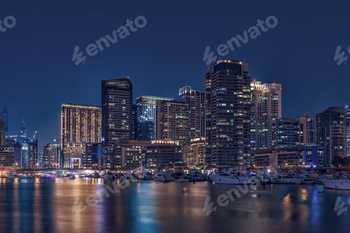 Preview: Promenade and canal in Dubai Marina