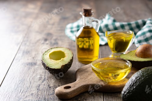 Preview: Oil and ripe fresh avocado
