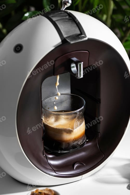 Preview: Pouring coffee into a glass