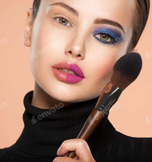 Preview: Portrait of a girl with cosmetic brush near face