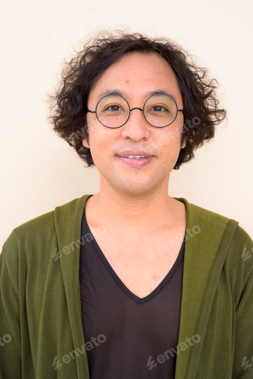 Preview: Face of Japanese man with curly hair wearing eyeglasses