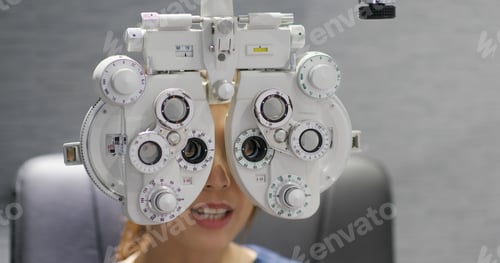 Preview: Woman checks her eyes in clinic