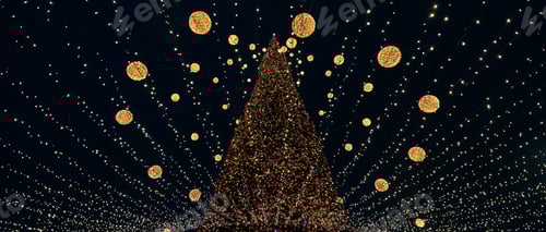 Visualização: Árvore de Natal decorada à noite. Uma árvore de Natal com luzes.