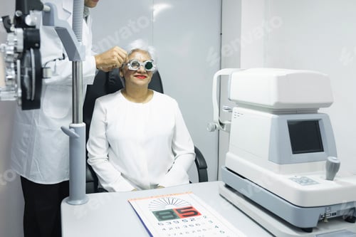 Preview: Woman examining eyesight in optical clinic.
