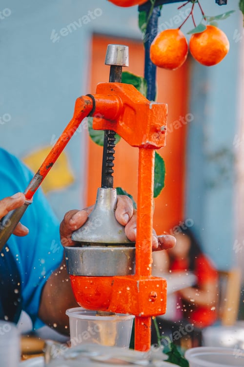 Preview: Man squeezing oranges to make orange juice