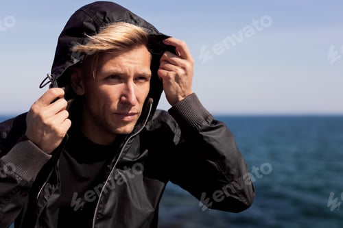 Preview: Man in windbreaker on sea