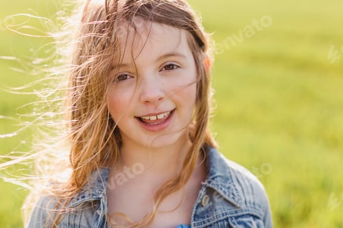 Visualização: Retrato de menina sorridente com cabelos soltos