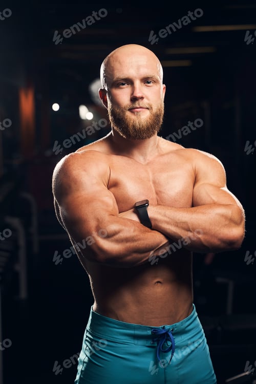 Preview: Sporty young man posing with arms crossed on chest